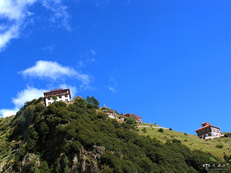 位于多尼山山腰的嘎拖寺