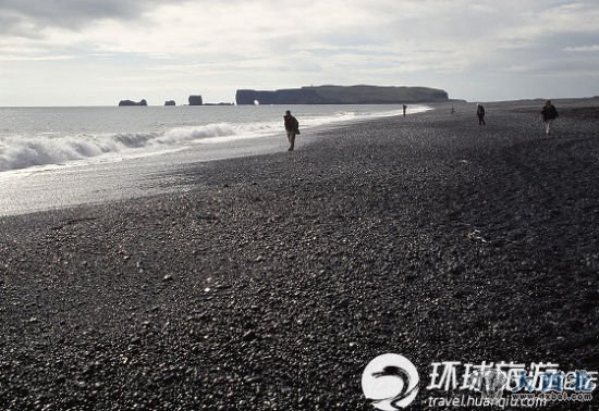 火山造就的黑沙滩