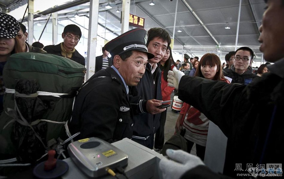 2012年1月8日，广州火车站，一名外来务工者在进站时，在实名制验证关卡受阻，一脸愕然。当天，一年一度的春运拉开帷幕，至2月16日结束，持续40天。据预测，2012年春运期间客流量将达到31.58亿人次，各地民航、铁路、公路等运输部门已做好应对客流高峰的各项准备。   Benjamin Houston/东方IC 