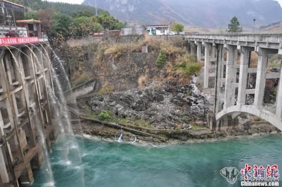 2月2日，在广西柳州市柳城县糯米滩水电站，武警和消防战士将袋装聚合氯化铝投入水池并引入江中稀释污染水体，力保柳州水源安全。中新社记者 刘万强 摄