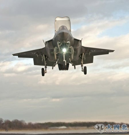 F-35B BF-2战机正在进行垂直起降试飞