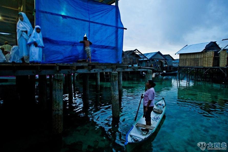 尽管很多巴瑶族人现在居住在水上屋社区，也越来越多地与陆地社区的宇宙观相融合