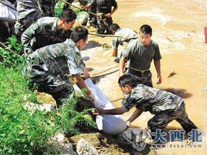 七里河抢修坍塌河堤 