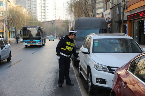 东岗交警大队整治规范停车秩序