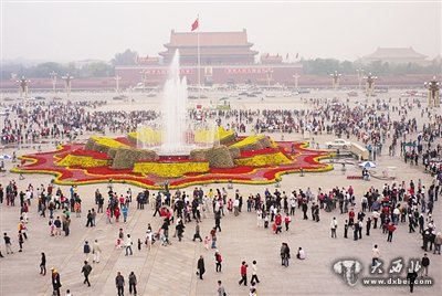 2010年
国庆花坛以“花开盛世”为主题