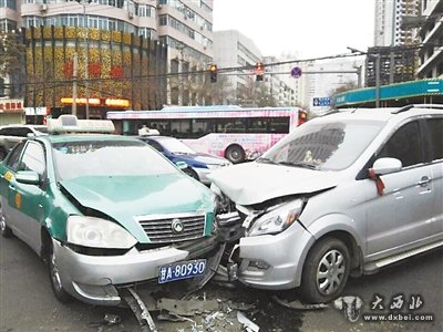 十字路口 小车祸引发大堵车