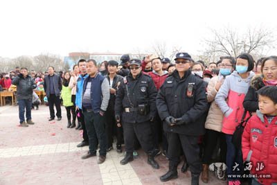 皋兰警方护航春节社火汇演