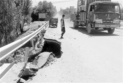 马秦公路车辆屡被“坑”