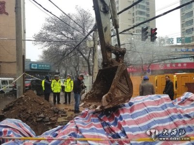 管道爆裂 路面塌陷 兰州交警冒雪值守六小时确保了交通安全