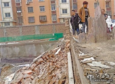 西固区合水北路246号院被推倒的围墙