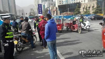 东岗交警严查摩托车、电动车交通违法