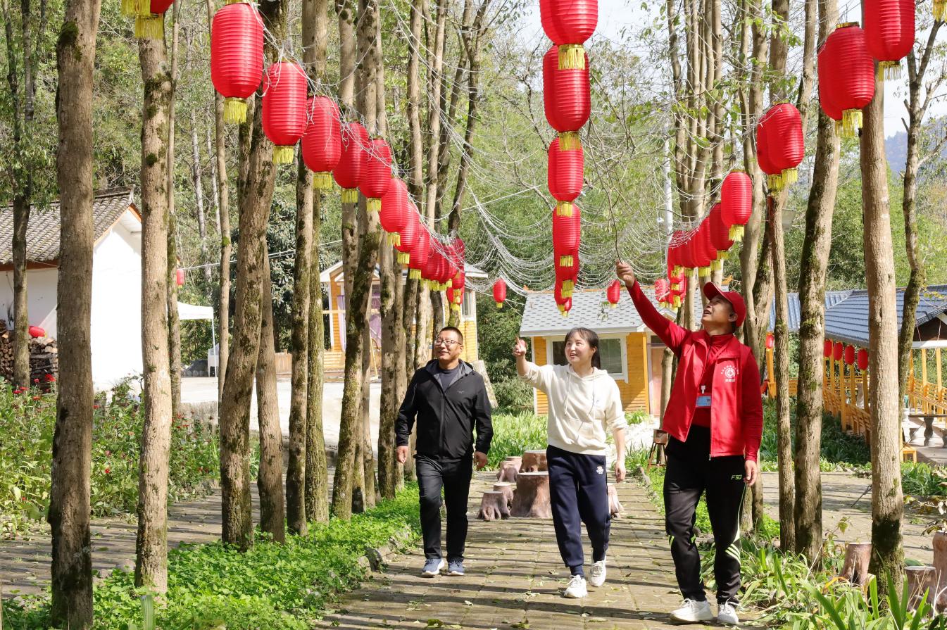 甘肃成县：山村美景变